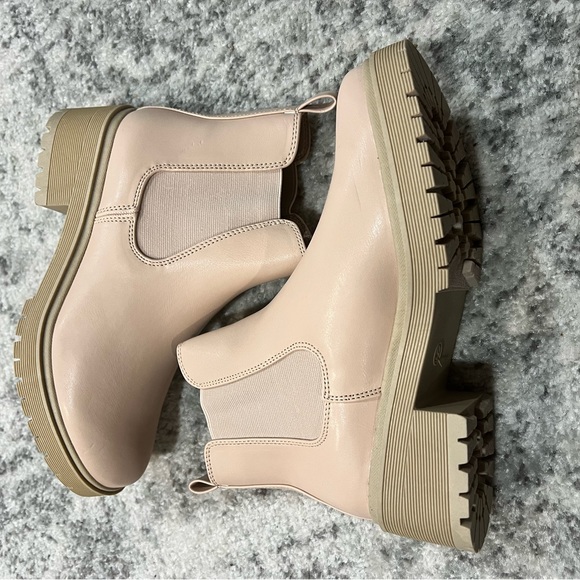 BLUSH ANKLE BOOTS SIZE 9 - Picture 2 of 2